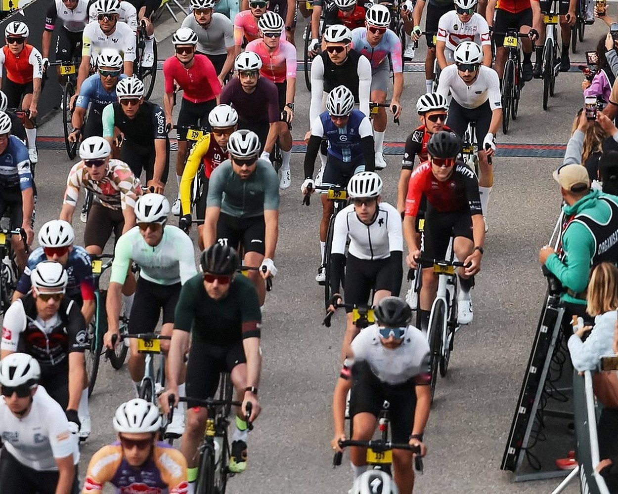 Des centaines de cyclistes au départ, casques blancs serrés sur la route